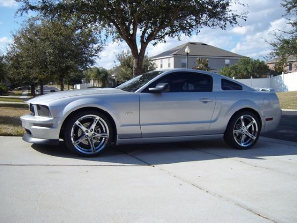 Pic of the car showing the Verde '5'  20" wheels with 265/35 Nitto 555s up front and 275/40/20 Nitto 555Rs out back along with Cross drilled & Slotted