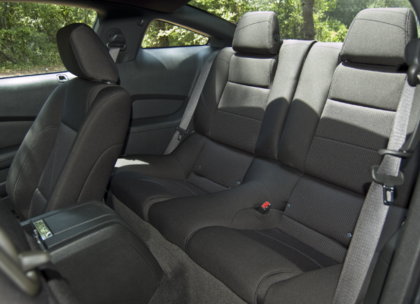 2011-ford-mustang-gt-rear-seats.jpg