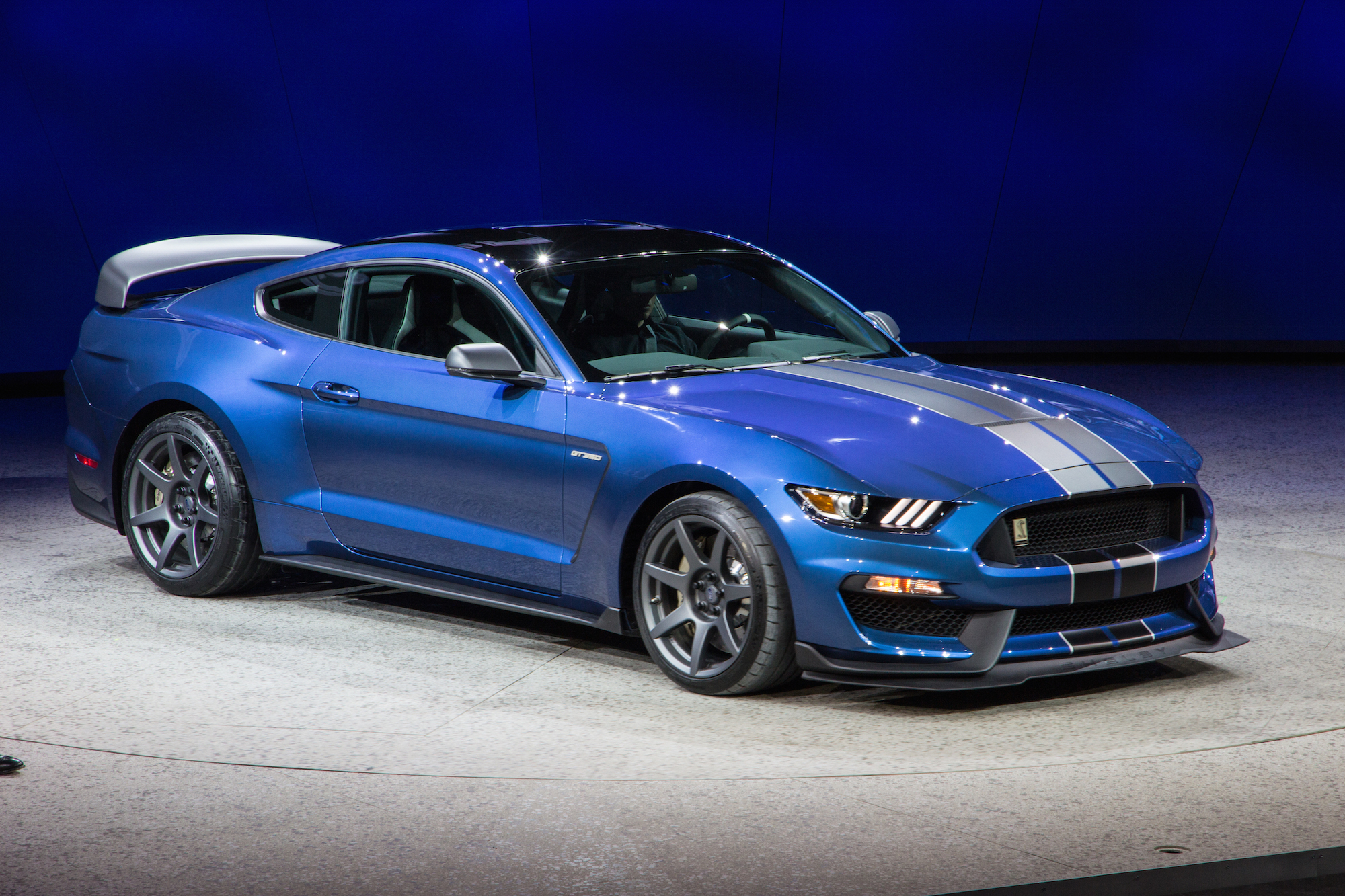 2016-ford-shelby-gt350r-mustang_100496767_h.jpg