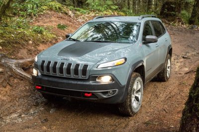 2015-jeep-cherokee-trailhawk-front-angle-4-640x640.jpg