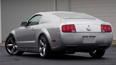 2009-ford-mustang-iacocca-45th-anniversary-edition.jpg
