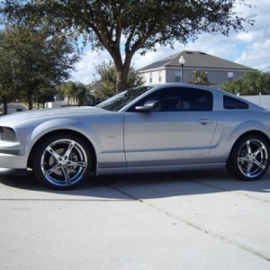 Pic of the car showing the Verde '5'  20" wheels with 265/35 Nitto 555s up front and 275/40/20 Nitto 555Rs out back along with Cross drilled & Slotted