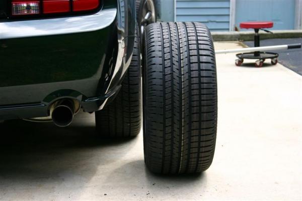2008 Mustang Bullitt Tires (Stock vs New Rear) 090609 001 (2)