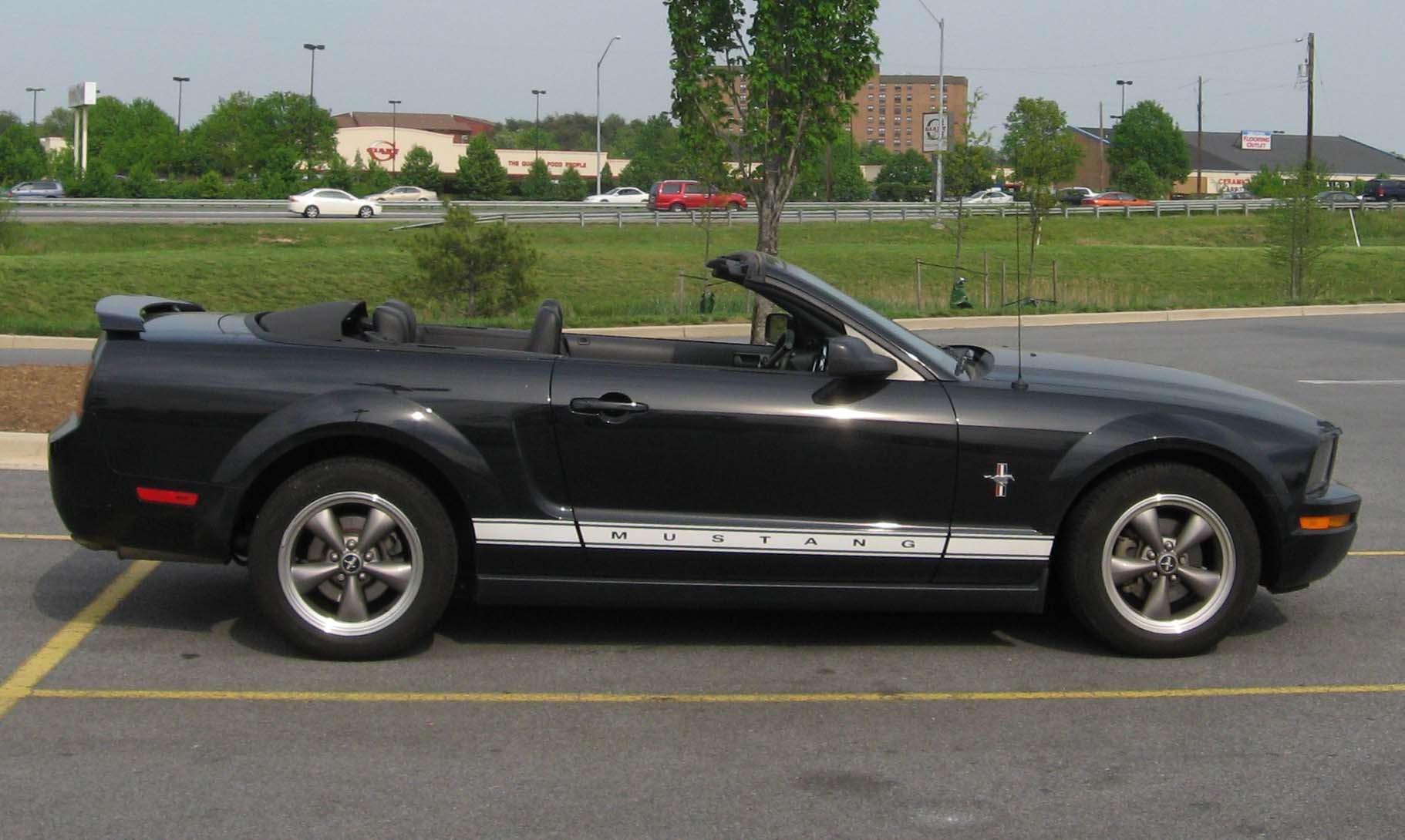 Ford-Mustang-Pony-convertible.jpg