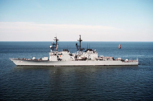 800px-USS_Comte_de_Grasse_DD-974_port_beam_view.jpg